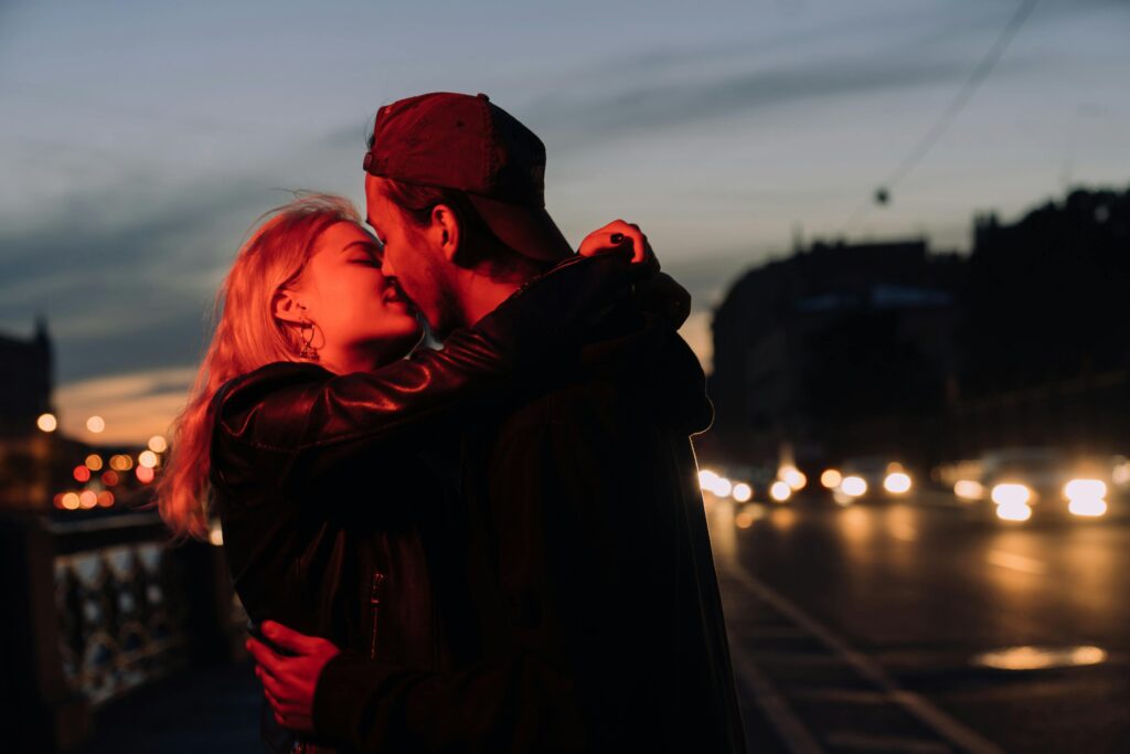 Zaljubljeni par koji se ljubi u sumrak, prikaz odnosa koji može delovati kao pogrešan partner uprkos snažnoj emociji.